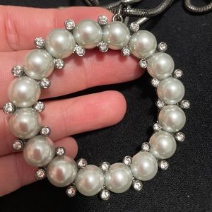 Long necklace with pearls and crystals